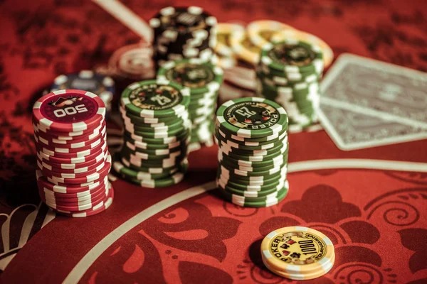 Live-dealer roulette table on sapi88 mobile app with real dealer and chat interface